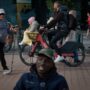 Copertina di Barcellona molla il bike sharing privato. Bici abbandonate e conflitti con i pedoni: la città si affida solo al servizio pubblico