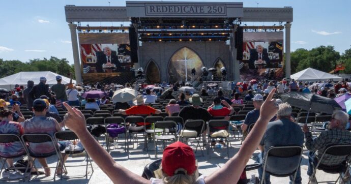 Trump annulla tutti i concerti per i 250 anni degli Stati Uniti dopo la defezione di vari artisti: “L’attrazione numero uno al mondo sono io”