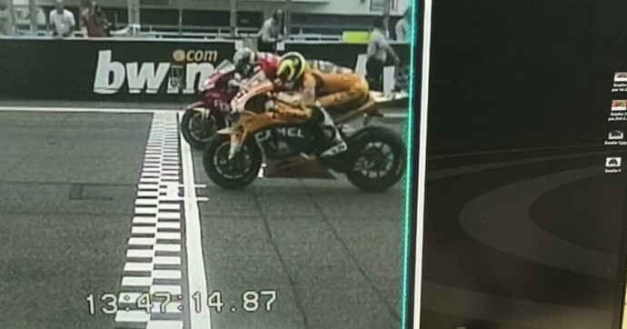 Sono entrato nella stanza del timekeeping in MotoGp. Ecco come funziona il cervellone del cronometro
