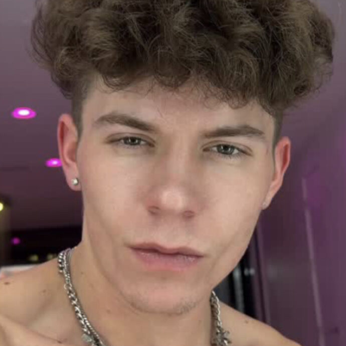 Arrestato il pornostar Drake Von. La polizia: “Ha tentato di strangolare il suo compagno ed è anche accusato di violenza domestica”