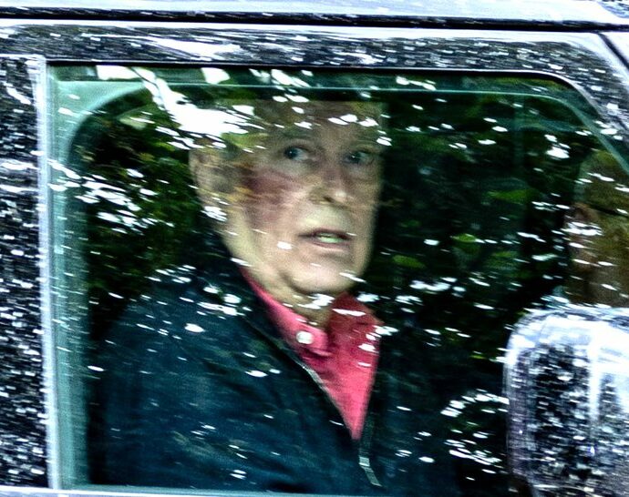 Il mistero del livido sul volto di Andrea Mountbatten-Windsor: cosa è successo all’ex principe confinato a Sandringham? La foto “rubata” in auto scatena le ipotesi