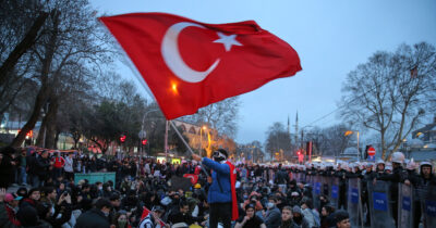 Copertina di Turchia, i 3 giorni di Bilgi: gli studenti hanno riconquistato la loro università. “Cantando Bella Ciao come a Gezi Park”