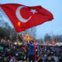 Copertina di Turchia, i 3 giorni di Bilgi: gli studenti hanno riconquistato la loro università. “Cantando Bella Ciao come a Gezi Park”