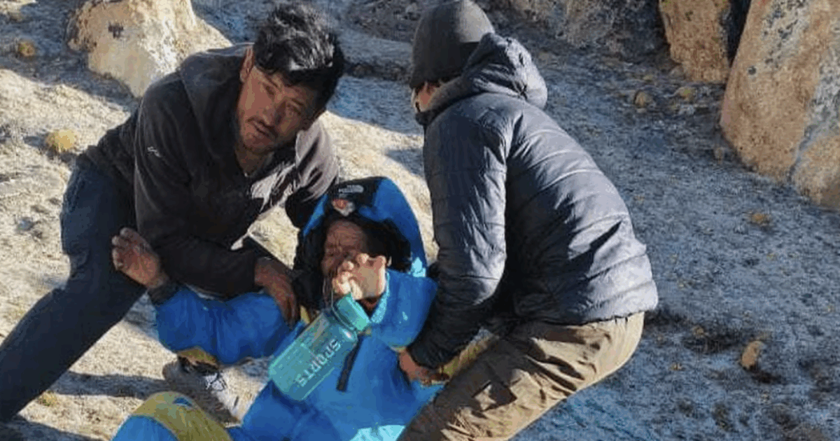 Disperso sull’Everest per sei giorni, la famiglia lo dava per morto e aveva già organizzato i riti funebri: Dawa Sherpa trovato vivo mentre si trascinava al campo base
