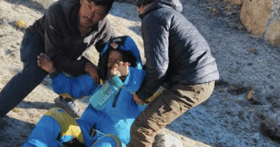 Copertina di Disperso sull’Everest per sei giorni, la famiglia lo dava per morto e aveva già organizzato i riti funebri: Dawa Sherpa trovato vivo mentre si trascinava al campo base