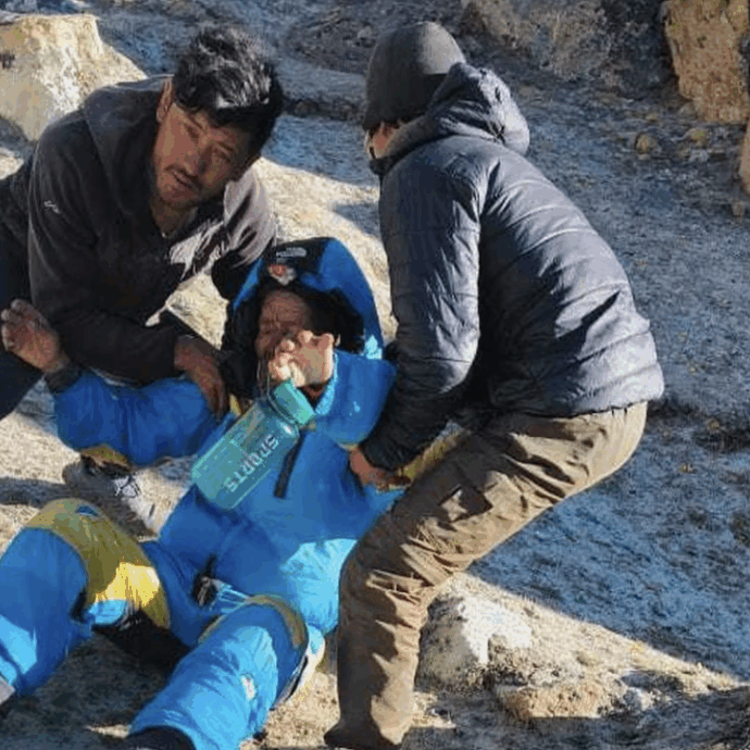 Disperso sull’Everest per sei giorni, la famiglia lo dava per morto e aveva già organizzato i riti funebri: Dawa Sherpa trovato vivo mentre si trascinava al campo base