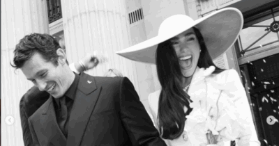 Copertina di “La nostra piazza non è il tuo salotto”: scoppia la rabbia a Palermo contro le nozze blindate di Dua Lipa e Callum Turner