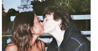 Copertina di Il tenero bacio tra Giulia Stabile e Madame fa impazzire i fan: ma la foto viene pubblicata e poi “scompare”