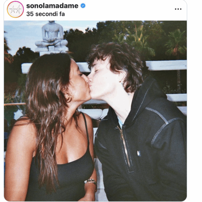 Il tenero bacio tra Giulia Stabile e Madame fa impazzire i fan: ma la foto viene pubblicata e poi “scompare”