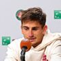 Copertina di Matteo Arnaldi si ritira: Flavio Cobolli va in finale al Roland Garros. Niente derby azzurro in semifinale: "Ieri sera ho iniziato a non sentirmi bene. Mi sono svegliato all'1 e ho vomitato"