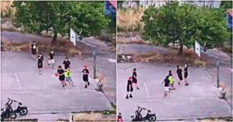 Copertina di A Marano dei ragazzini giocano a basket senza canestro: il video simbolo di passione e degrado
