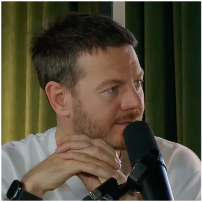 “È tuo amico Virgil van Dijk? Gli puoi chiedere perché guarda le storie di mia moglie su Instagram?”: Alessandro Cattelan fa una battuta (ma non troppo) a Marten de Roon