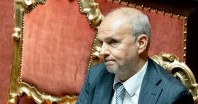 Copertina di Fuoco amico sul ministro Orazio Schillaci:  governo in tilt sulla sanità