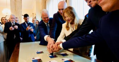 Copertina di Vertice Ue-Kiev, Meloni assente per presentare un francobollo