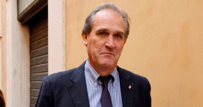 Copertina di Menia (FdI) attacca due omosessuali. Sinistra: “Si scusi”