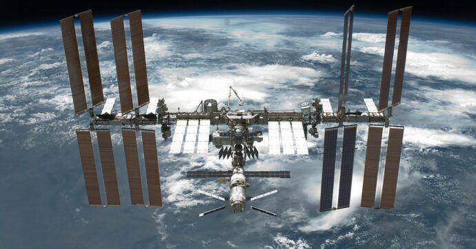 Allarme evacuazione per gli astronauti della Stazione spaziale internazionale per una perdita d’aria. Il rifugio sulla Crew Dragon, poi il rientro