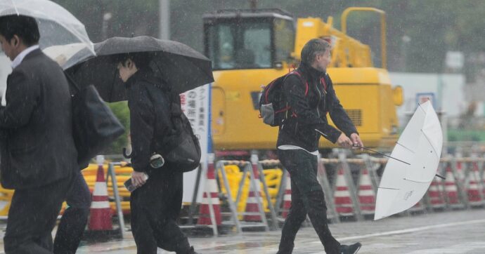 Giappone tra tifone Jangmi e caldo estremo: Tokyo paralizzata tra blackout e allagamenti