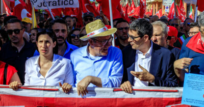 Copertina di Braccianti uccisi, in tremila al corteo Cgil nel Cosentino. Schlein: “Sequestro preventivo per le aziende che sfruttano”
