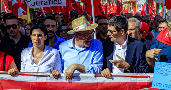 Copertina di Braccianti uccisi, migliaia al corteo Cgil nel Cosentino. Schlein: “Sequestro per le aziende che sfruttano”