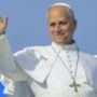 Copertina di Papa Leone XIV a Madrid: “Gli abusi sono una ferita ancora aperta”. Appello per Ucraina e Libano. La battuta sui Mondiali: “Tiferò Usa”