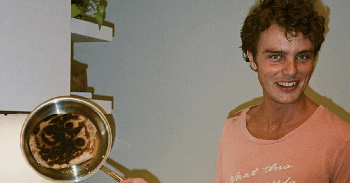“Domenica servivo anelli di cipolla fritti e cocktail ai tavoli, martedì ero sul red carpet. Faccio l’attore in un film attesissimo ma anche il cameriere, così mi mantengo”: la storia di Cameron Scott Roberts