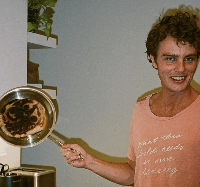 “Domenica servivo anelli di cipolla fritti e cocktail ai tavoli, martedì ero sul red carpet. Faccio l’attore in un film attesissimo ma anche il cameriere, così mi mantengo”: la storia di Cameron Scott Roberts