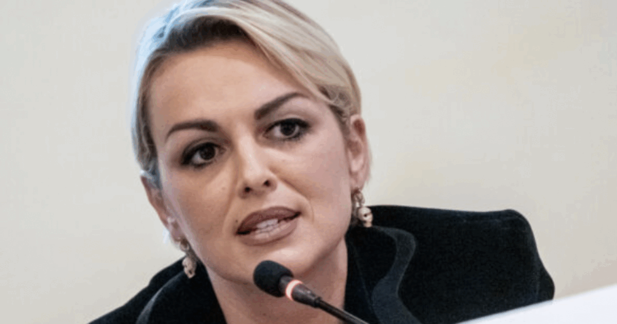 “Io e Silvio Berlusconi ci siamo amati in modo travolgente. Mi regalò cento rose ma non amava i fiori recisi, allora mi comprò un roseto. Io lo spiavo, una sera lo trovai a cena con alcune donne…”: parla Francesca Pascale