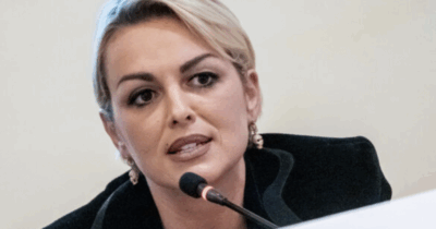 Copertina di “Io e Silvio Berlusconi ci siamo amati in modo travolgente. Mi regalò cento rose ma non amava i fiori recisi, allora mi comprò un roseto. Io lo spiavo, una sera lo trovai a cena con alcune donne…”: parla Francesca Pascale