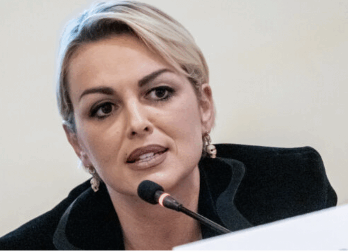 “Io e Silvio Berlusconi ci siamo amati in modo travolgente. Mi regalò cento rose ma non amava i fiori recisi, allora mi comprò un roseto. Io lo spiavo, una sera lo trovai a cena con alcune donne…”: parla Francesca Pascale