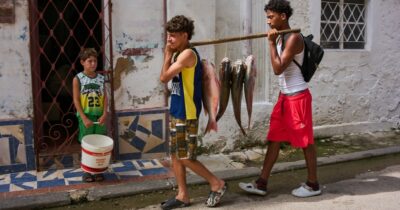 Copertina di Prodotti trafficati illegalmente e prezzi alle stelle: gli Usa colpiscono l’economia cubana usando anche il mercato nero