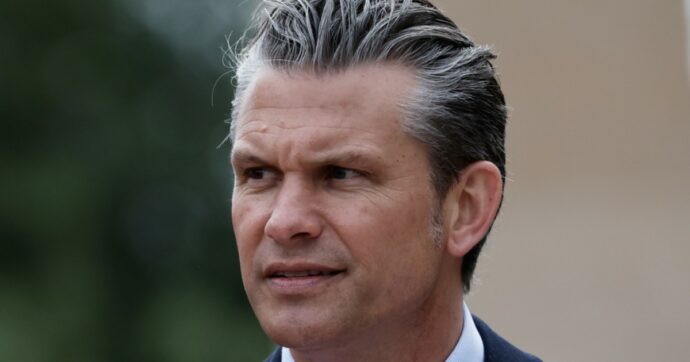 Copertina di Hegseth sbarca in Normandia e chiede all’Europa di riarmarsi: “I veri alleati fanno cose vere, non slogan e summit”