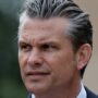 Copertina di Hegseth sbarca in Normandia e chiede all’Europa di riarmarsi: “I veri alleati fanno cose vere, non slogan e summit”