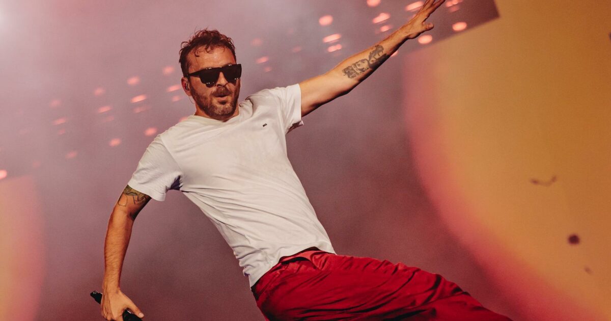 Cesare Cremonini al Circo Massimo: l’ultimo divo dei cantautori trascina, dedica alla madre “Vorrei”, accoglie Jovanotti, Elisa, Carboni e Valentino Rossi – La scaletta