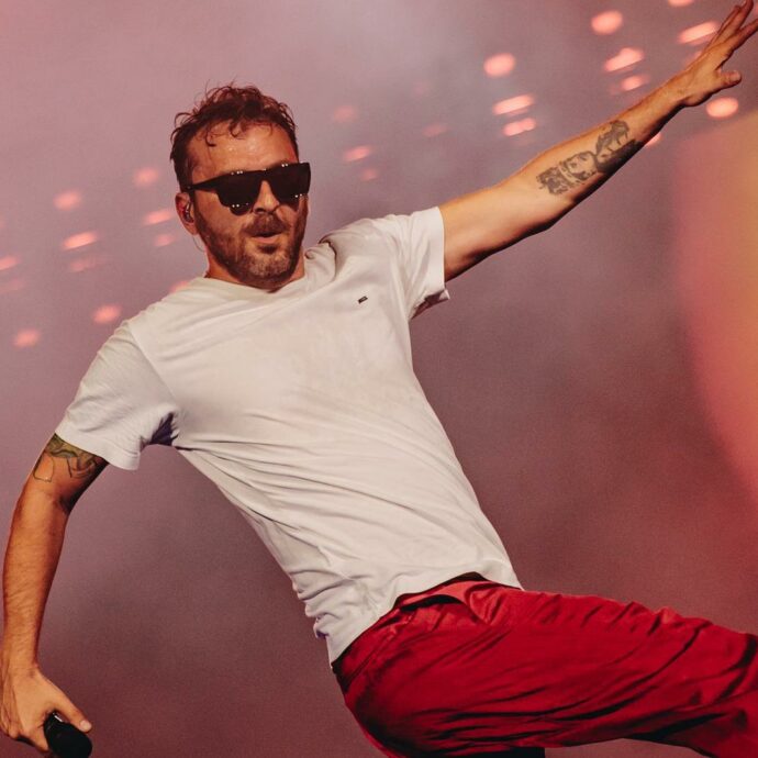 Cesare Cremonini al Circo Massimo: l’ultimo divo dei cantautori trascina, dedica alla madre “Vorrei”, accoglie Jovanotti, Elisa, Carboni e Valentino Rossi – La scaletta
