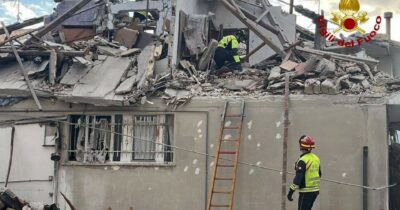 Copertina di Fermo, crolla palazzina tre morti e due feriti