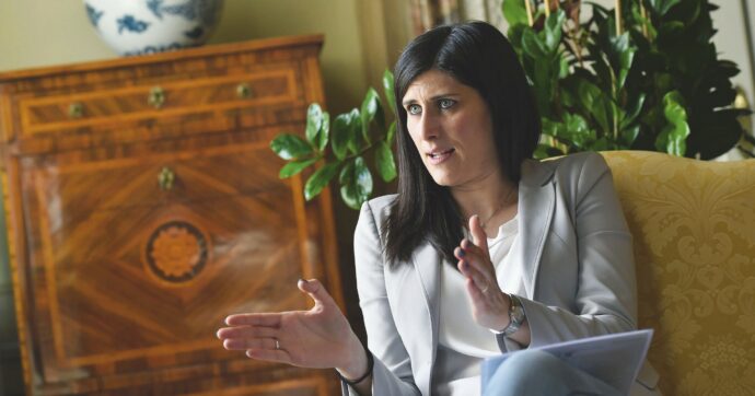 Chiara Appendino (M5S): “Matteo Renzi fa perdere voti, sa soltanto tradire. Sì alle primarie, non si decida nei Palazzi”