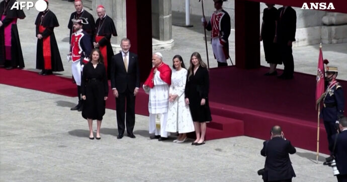 Papa Leone ricevuto dai reali di Spagna: la regina Letizia in bianco, in nero le principesse Leonor e Sofia. La scelta dei vestiti e cosa dice il protocollo