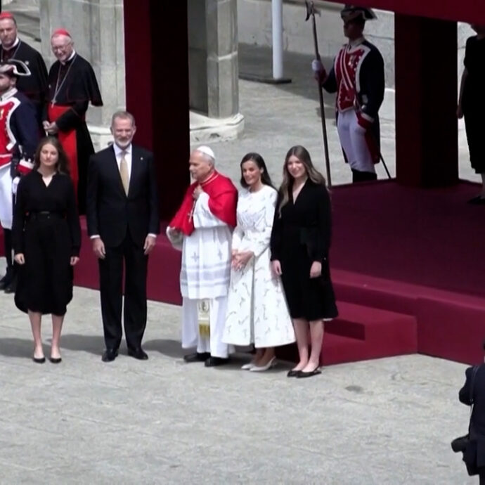 Papa Leone ricevuto dai reali di Spagna: la regina Letizia in bianco, in nero le principesse Leonor e Sofia. La scelta dei vestiti e cosa dice il protocollo