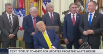 Copertina di Trump si addormenta nello Studio Ovale mentre si parla di carbone: il video virale