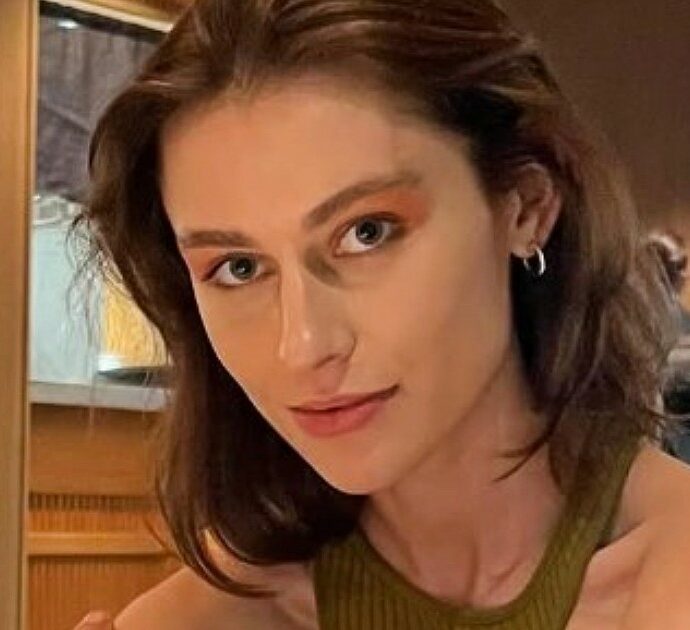“Se sono qui è grazie a lui, vorrei incontrarlo”, modella denuncia aggressione in strada a Milano: “Salvata da un ragazzo, mi sembrava italiano”