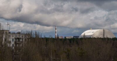 Copertina di Drone russo colpisce il sito di stoccaggio nucleare di Chernobyl: danni e incendio. Ma i livelli di radiazioni sono nei limiti