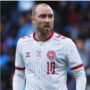 Copertina di Christian Eriksen si tocca il petto e crolla in campo durante Danimarca-Ucraina. La Federcalcio: “È cosciente”