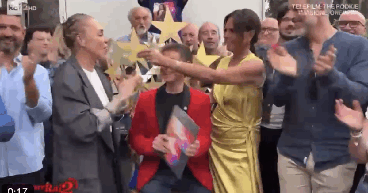 “Mai successo nella storia della Rai che un programma si trasferisca in cortile”: Paola Perego e Paola Barale costrette a fare una parte di Citofonare Rai2 all’aperto