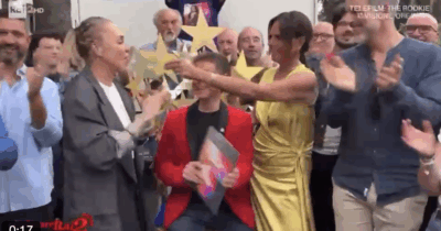 Copertina di “Mai successo nella storia della Rai che un programma si trasferisca in cortile”: Paola Perego e Paola Barale costrette a fare una parte di Citofonare Rai2 all’aperto