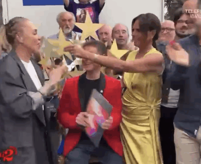 “Mai successo nella storia della Rai che un programma si trasferisca in cortile”: Paola Perego e Paola Barale costrette a fare una parte di Citofonare Rai2 all’aperto