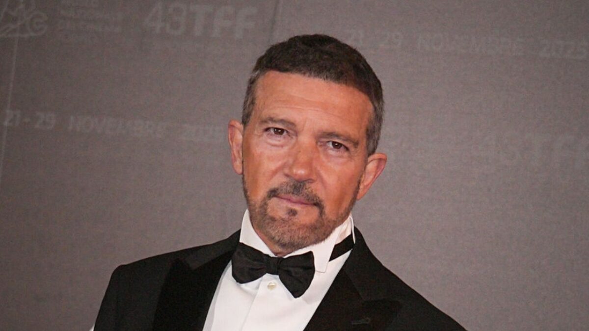 “Per il terzo anno consecutivo i giornali confondono mio fratello con un evasore fiscale. Annotatevi il suo nome corretto”: Antonio Banderas sbotta sui social e pubblica un duro comunicato