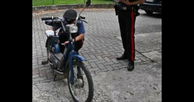 Copertina di Fermato senza casco, guidava un motorino Ciao rubato 45 anni fa: ritrovato il proprietario