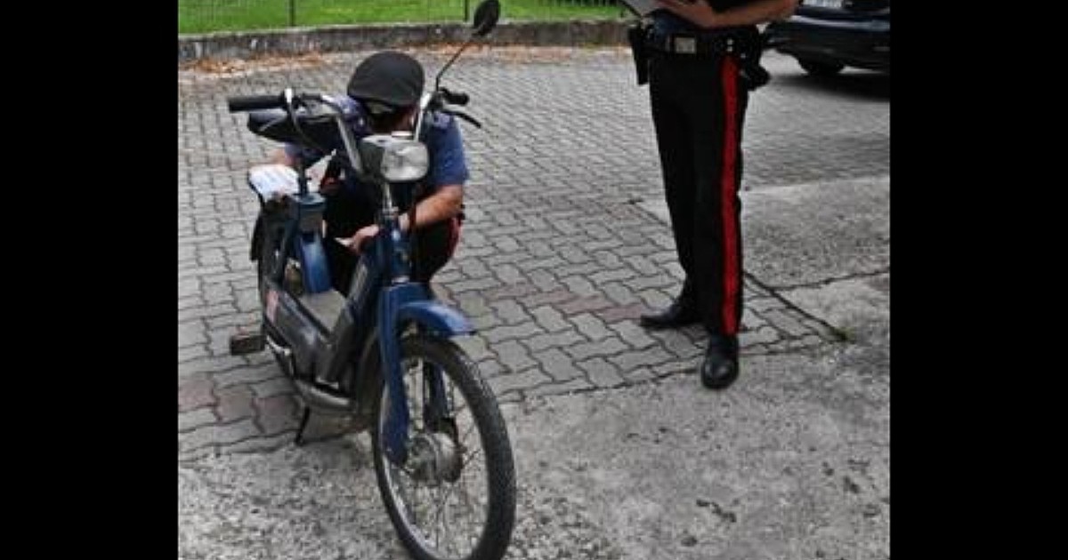 Fermato senza casco, guidava un motorino Ciao rubato 45 anni