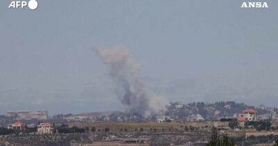 Copertina di Alte colonne di fumo dai villaggi del Libano dopo gli attacchi israeliani: le immagini