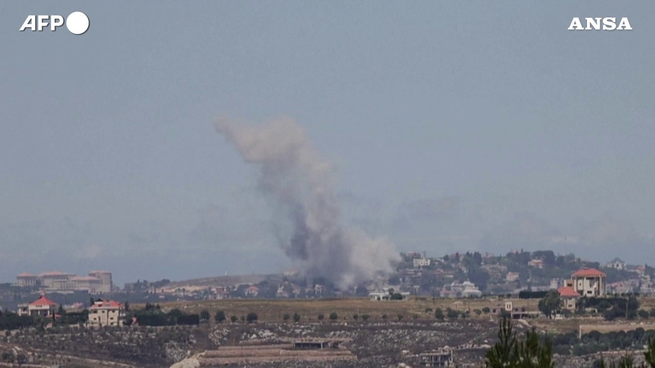 Alte colonne di fumo dai villaggi del Libano dopo gli attacc